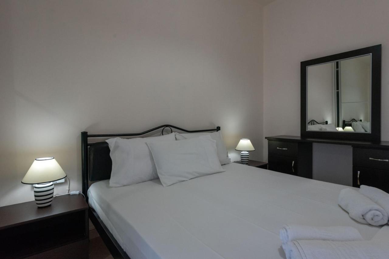 Grand Suites With Private Pools Calamata Exterior foto